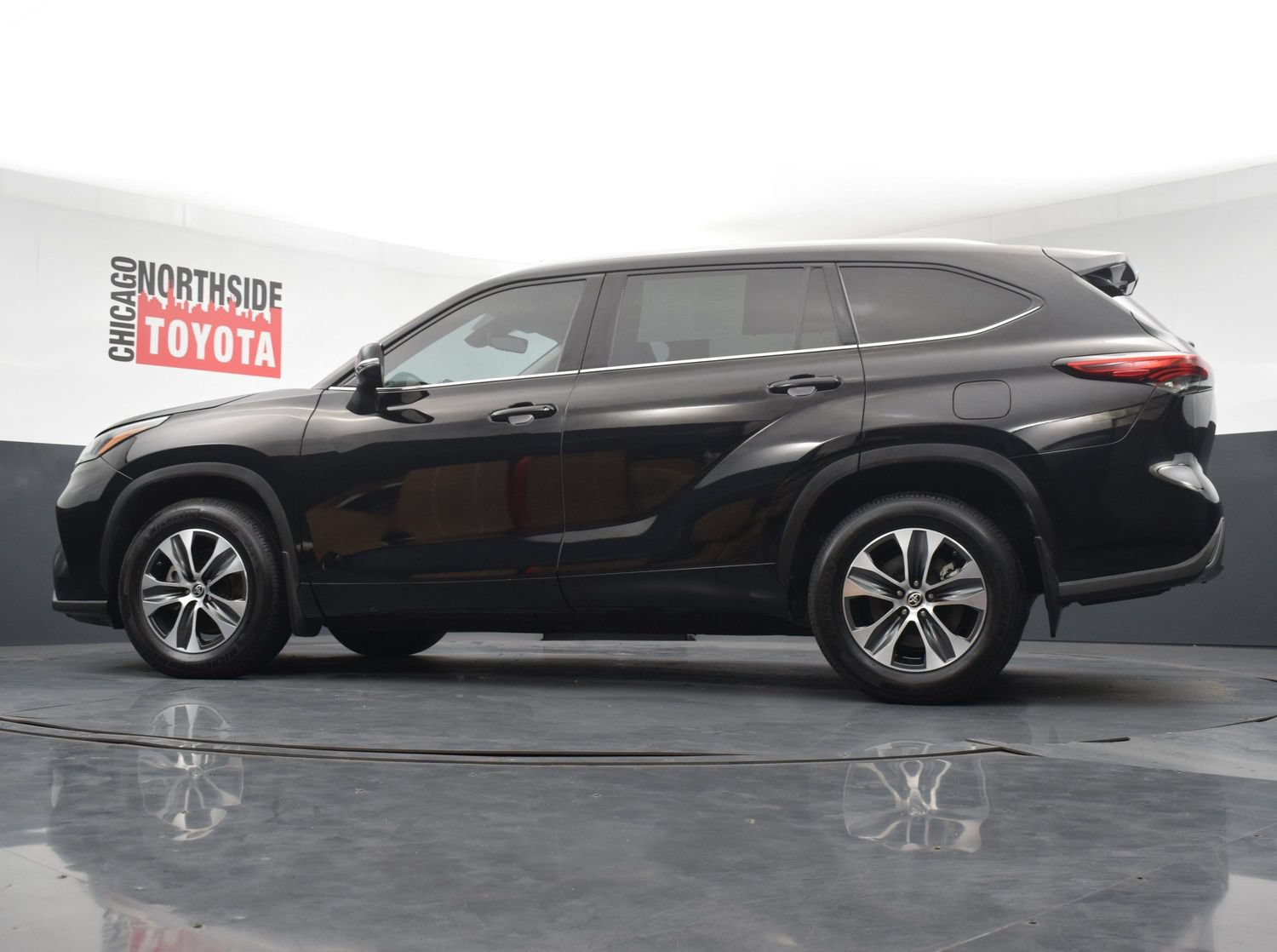 Used 2022 Toyota Highlander XLE AWD/4WD image 30