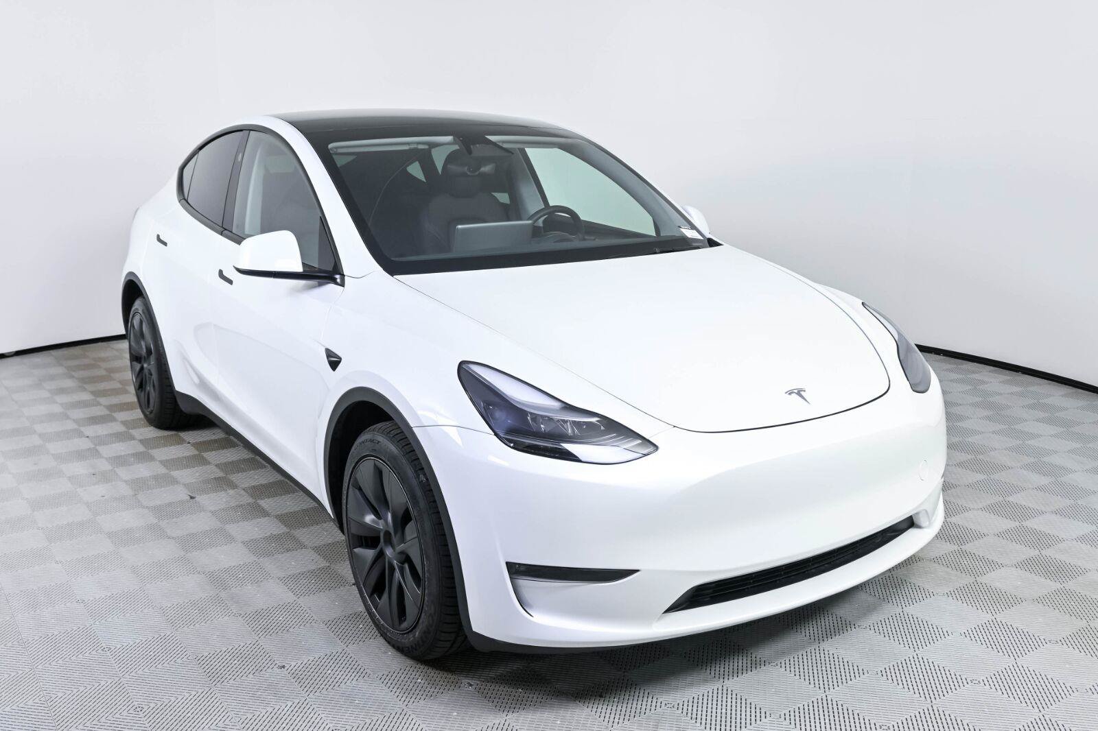 Used 2024 Tesla Model Y Long Range AWD/4WD image 24