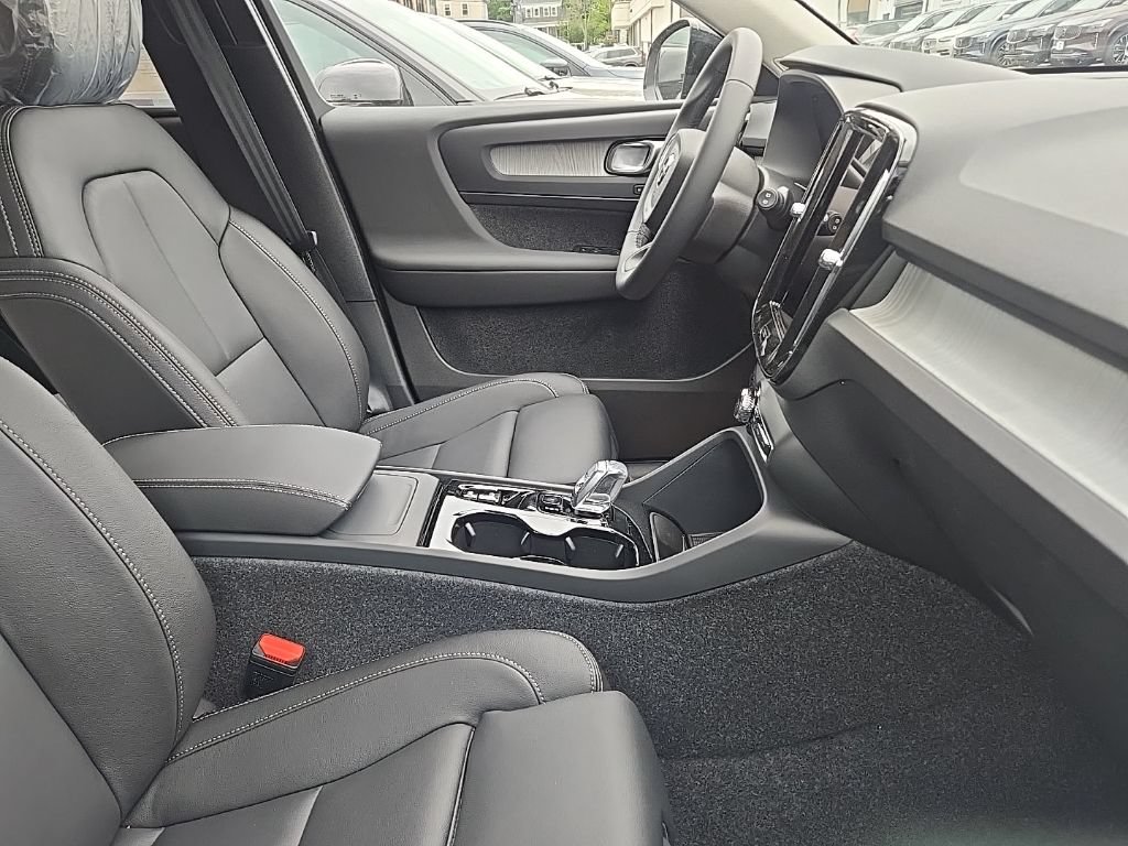 New 2026 Volvo XC40 B5 Plus w/ Protection Package Premier AWD/4WD image 7