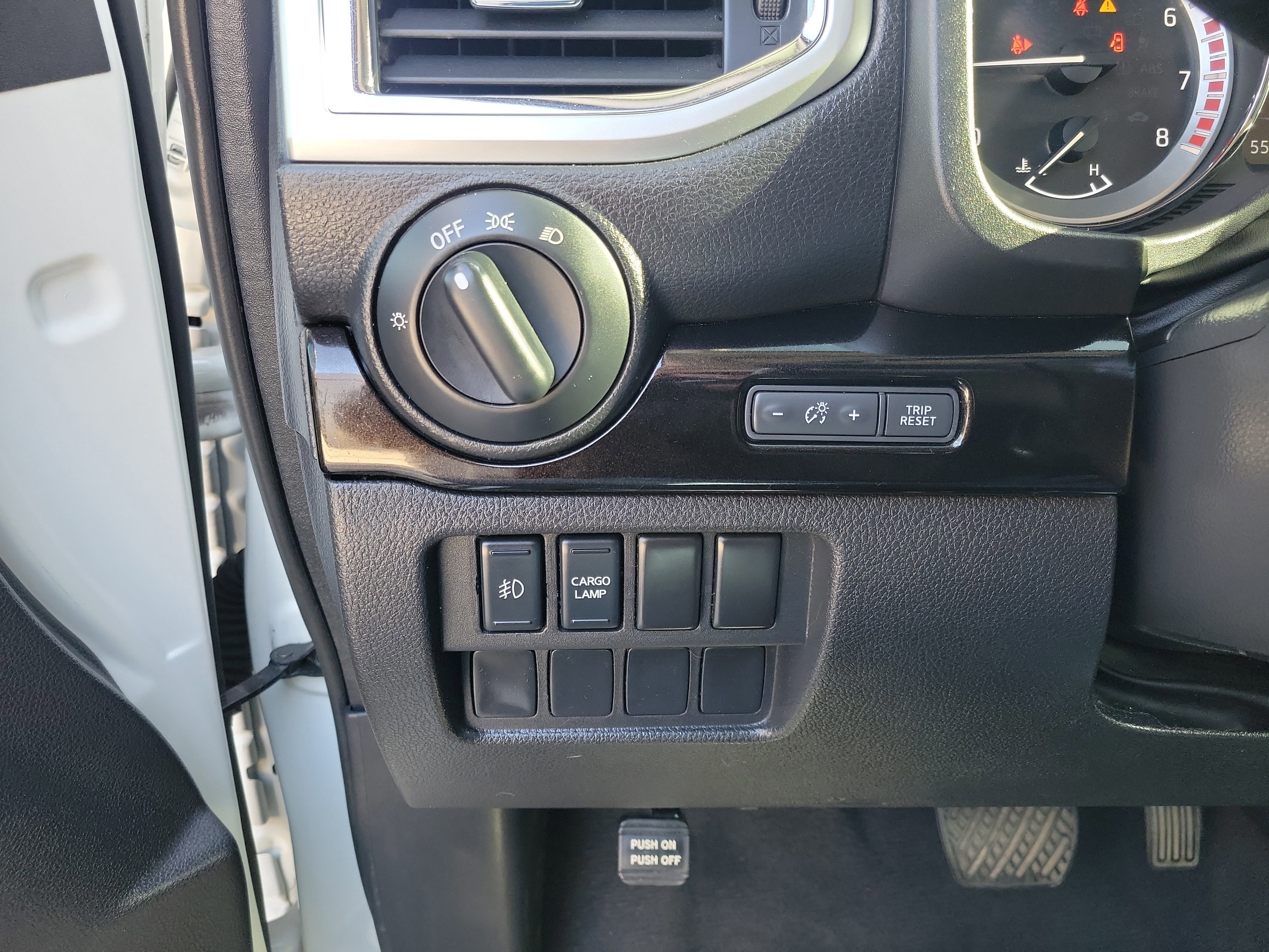 Used 2017 Nissan Titan SV image 22