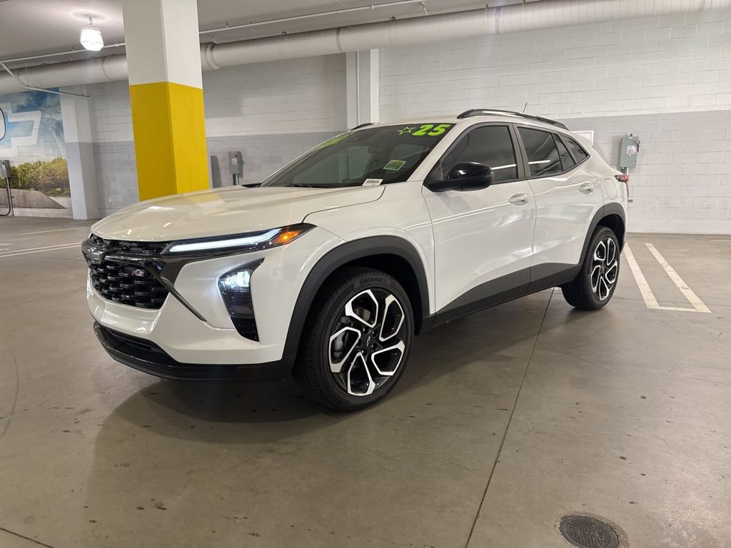 Used 2025 Chevrolet Trax RS w/ Driver Confidence Package image 2