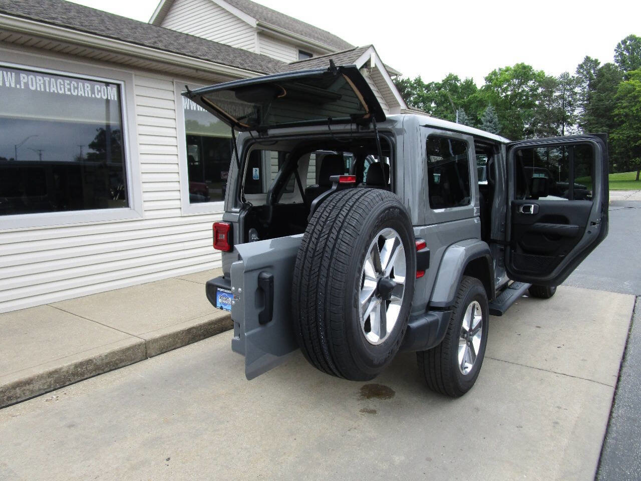 Used 2021 Jeep Wrangler Unlimited Sahara w/ Uconnect 4C Nav & Sound Group image 28
