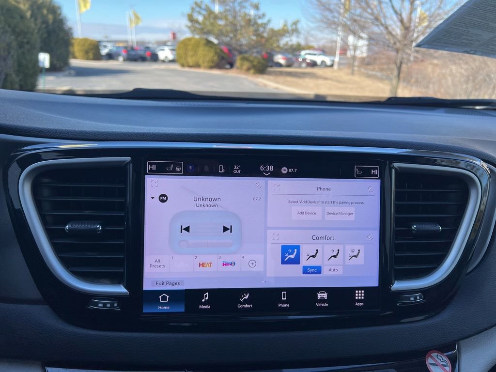 Used 2024 Chrysler Pacifica Touring-L image 18