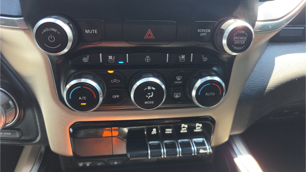 Used 2019 RAM 1500 Laramie w/ Sport Appearance Package AWD/4WD image 32