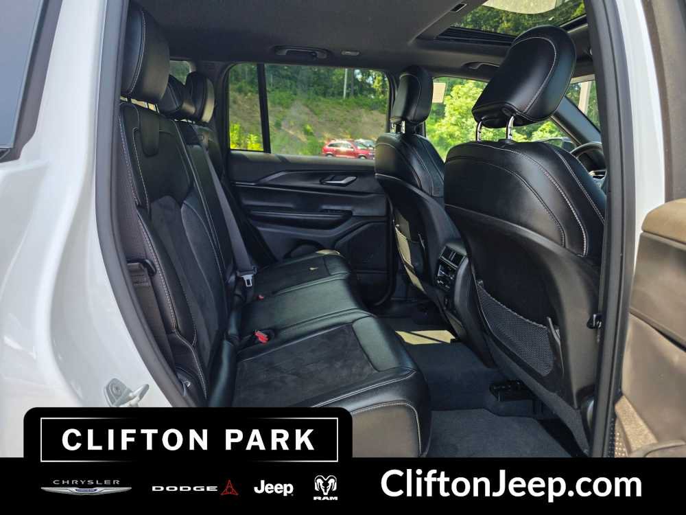 Used 2023 Jeep Grand Cherokee Altitude AWD/4WD image 18
