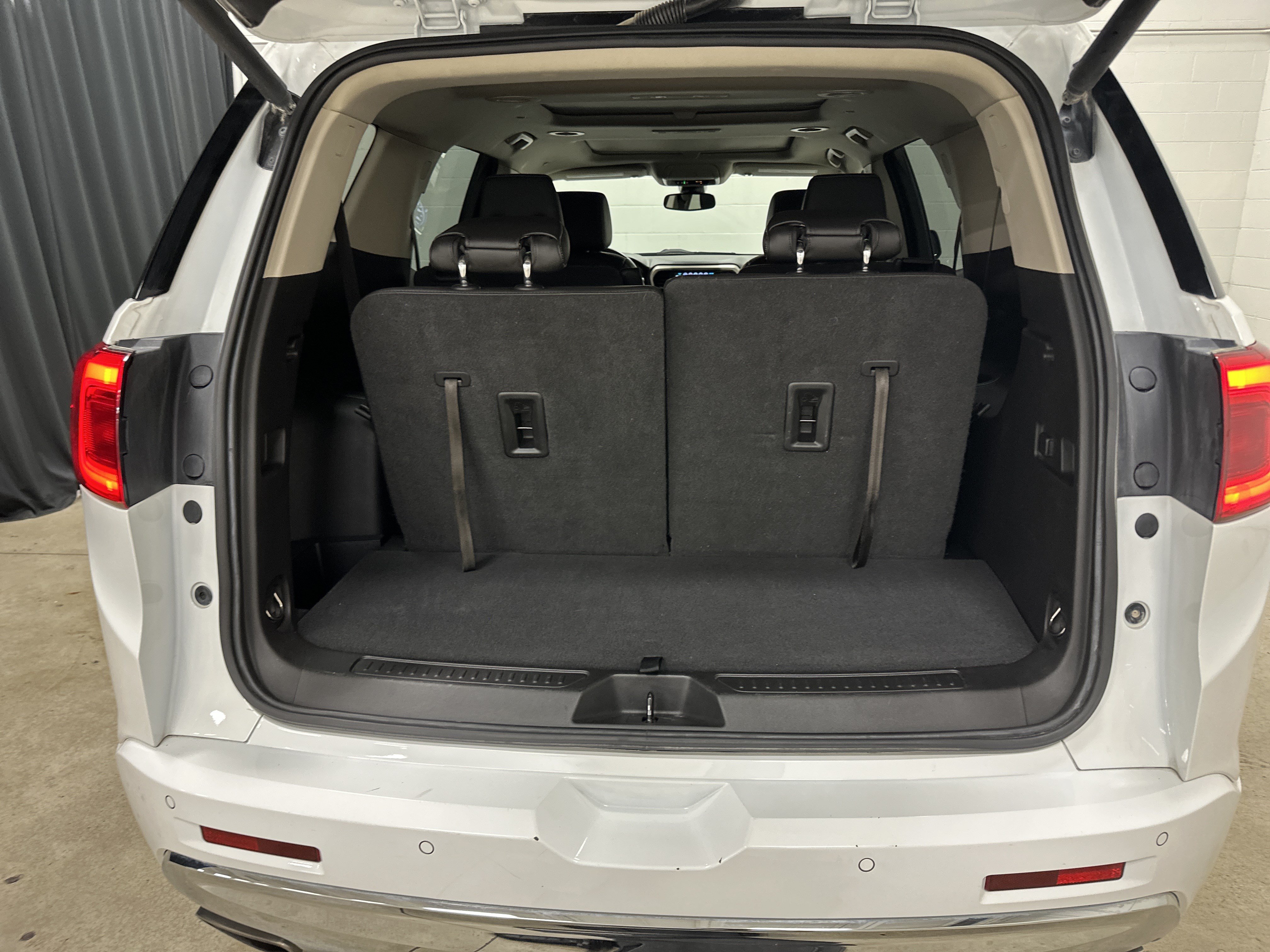 Used 2019 GMC Acadia Denali w/ Technology Package AWD/4WD image 33
