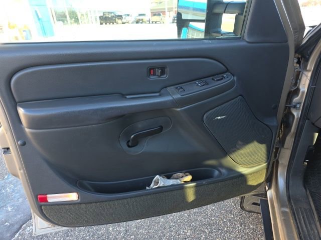 Used 2005 Chevrolet Silverado 2500 LS w/ Skid Plate Package AWD/4WD image 8