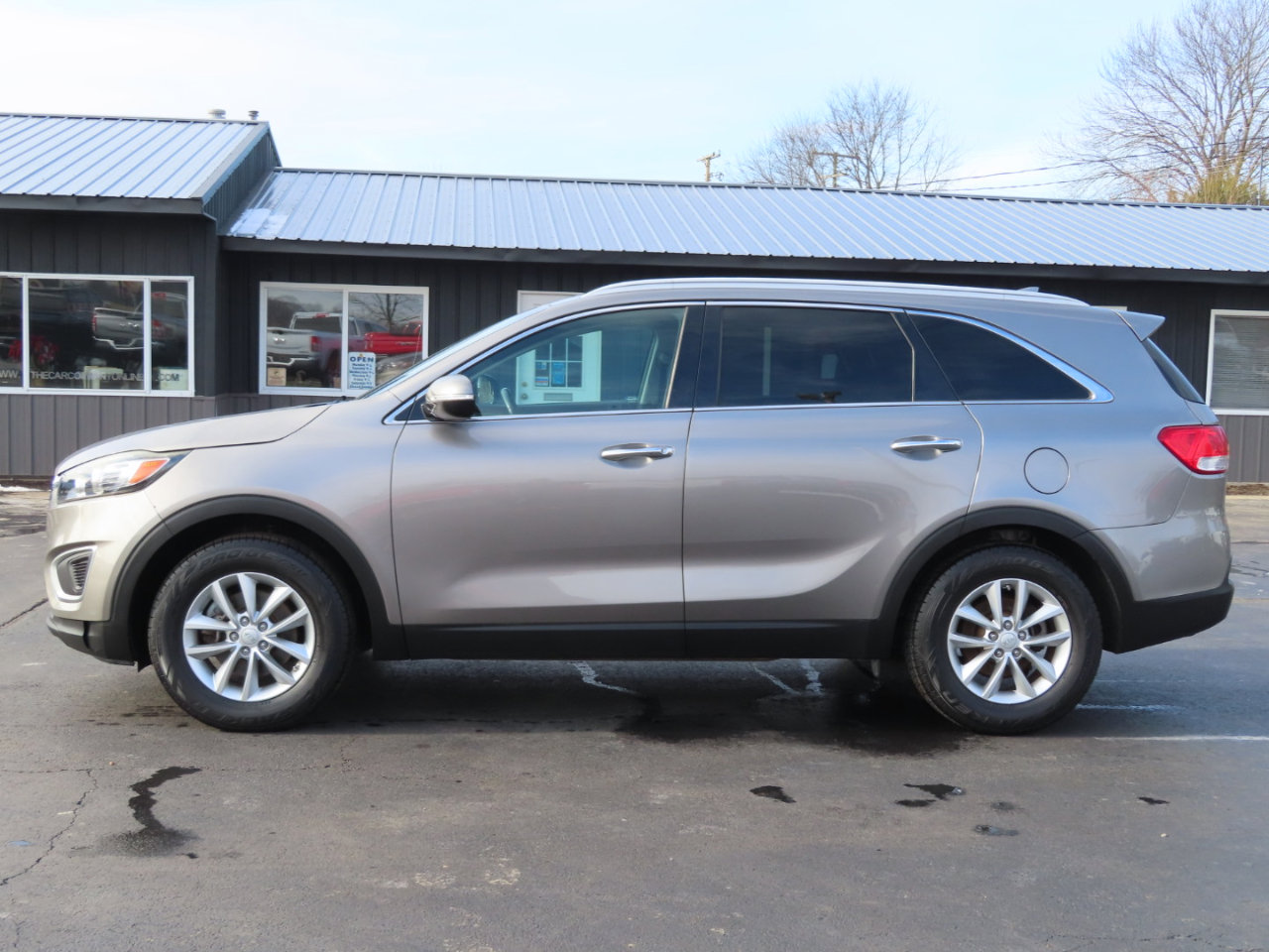 Used 2017 Kia Sorento LX w/ LX Convenience Package image 3