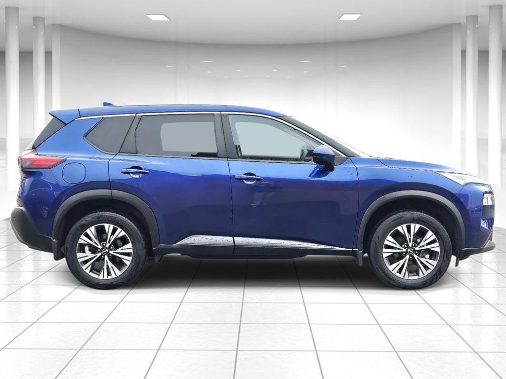 Used 2023 Nissan Rogue SV image 2