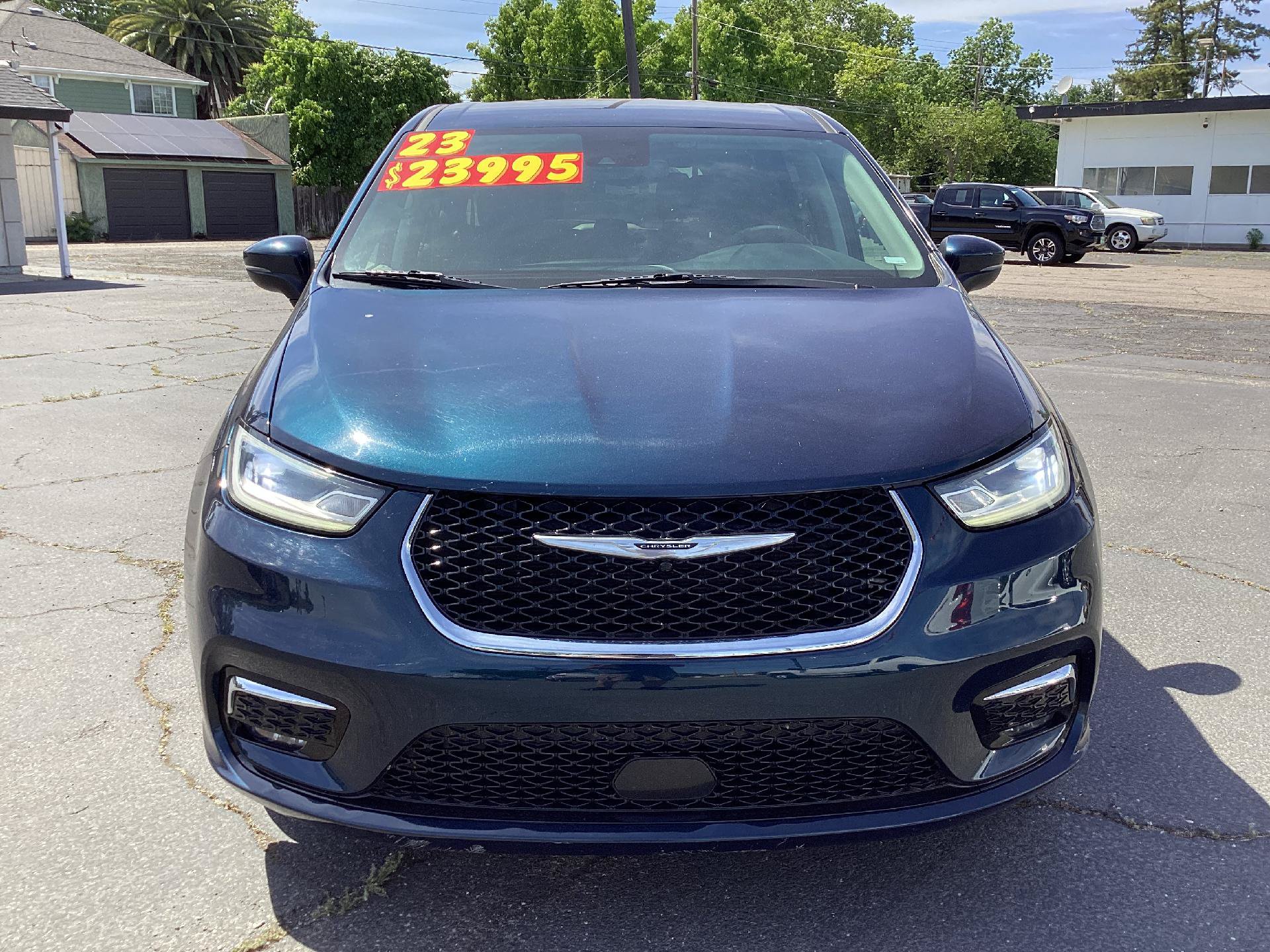 Used 2023 Chrysler Pacifica Touring-L FWD image 4