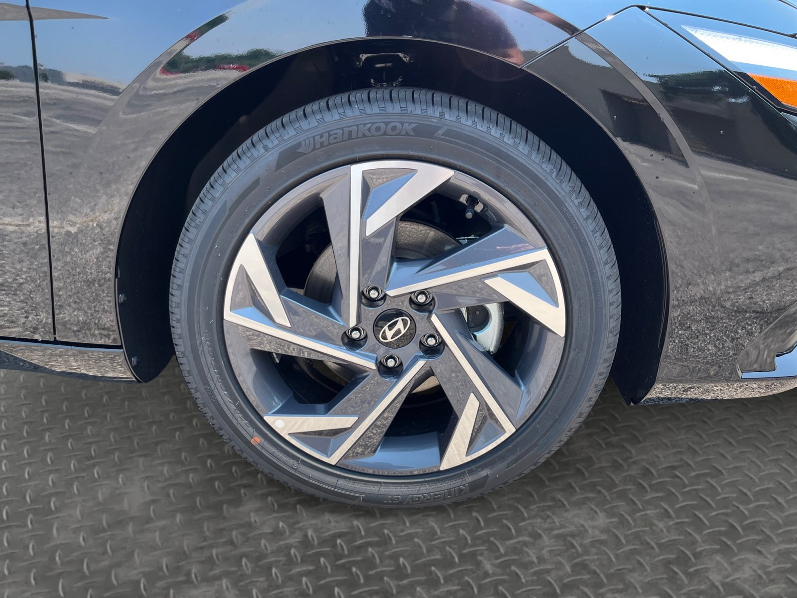 Certified 2025 Hyundai Elantra Limited FWD image 14