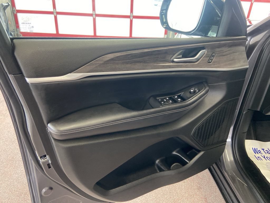 Certified 2023 Jeep Grand Cherokee L Limited AWD/4WD image 8
