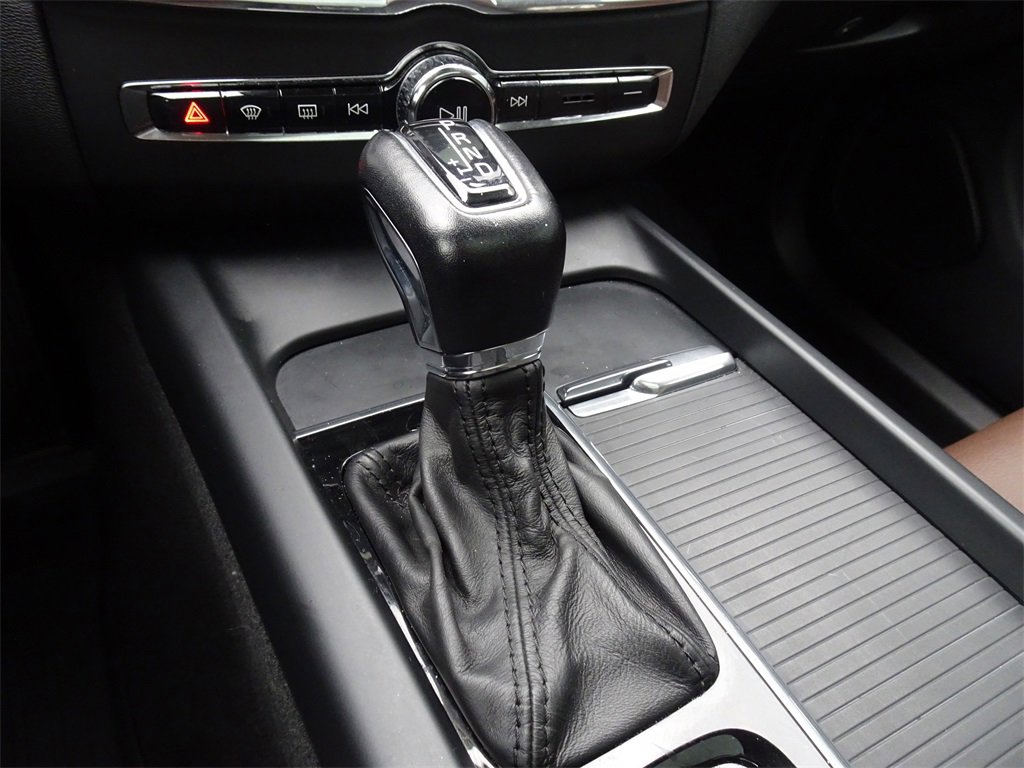 Used 2019 Volvo XC60 T5 Momentum w/ Multimedia Package image 18