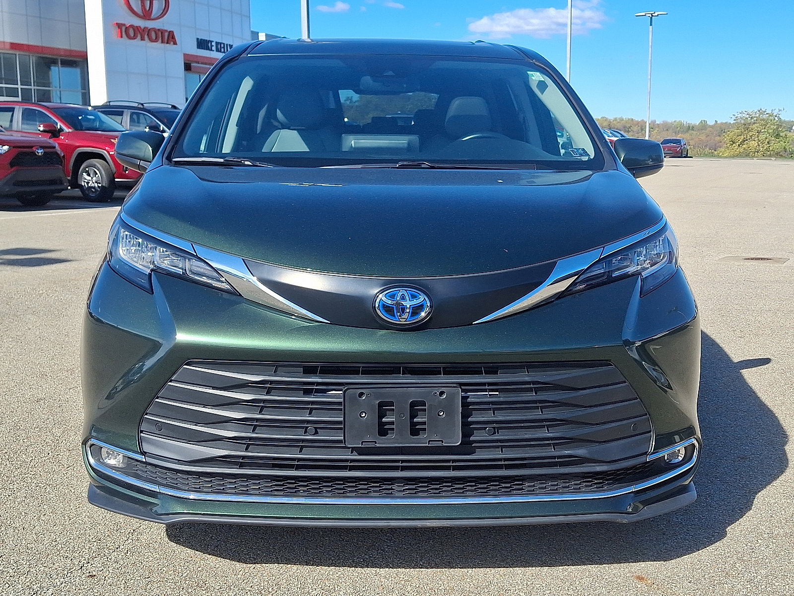 Used 2023 Toyota Sienna XLE image 2