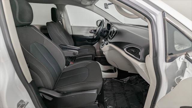 Used 2020 Chrysler Voyager LX image 23