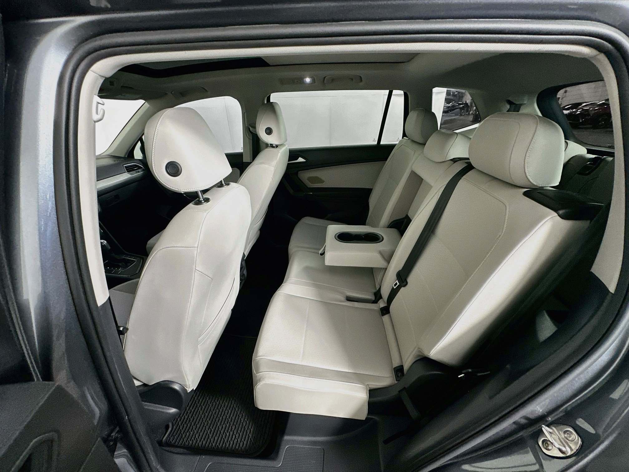 Used 2020 Volkswagen Tiguan SE w/ Panoramic Sunroof Package FWD image 26