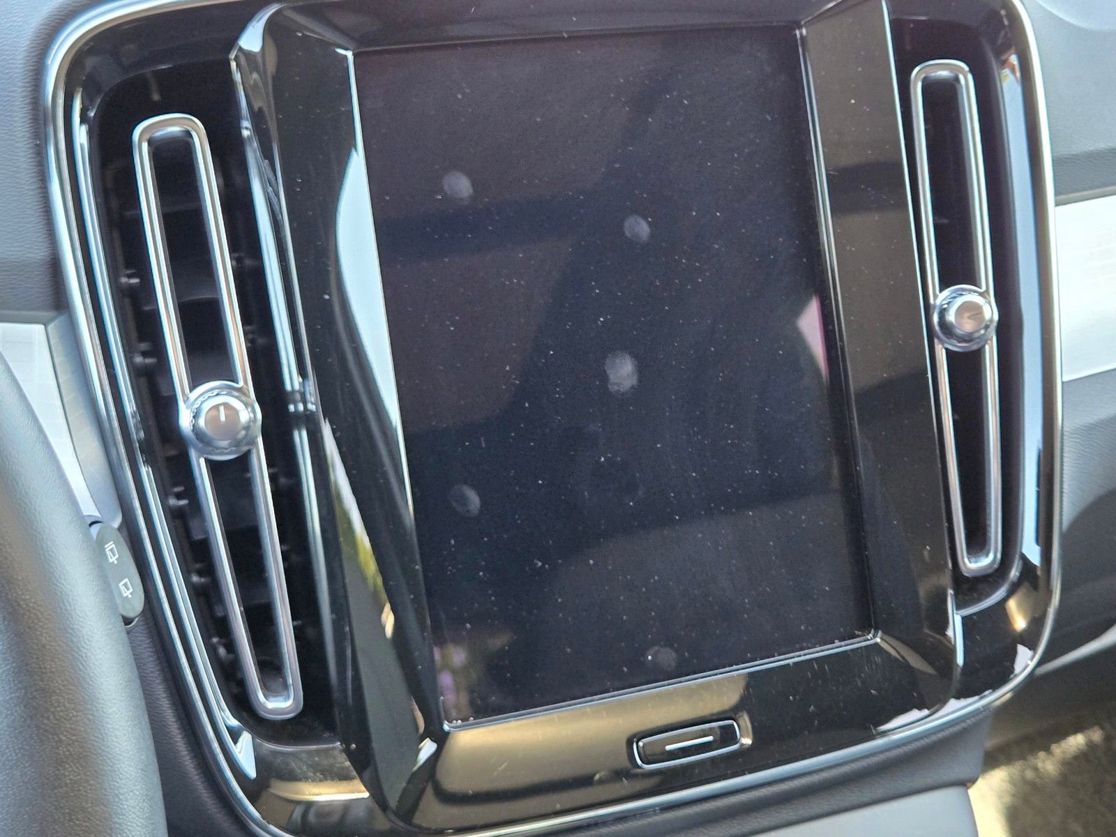 Certified 2025 Volvo XC40 B5 Core image 16