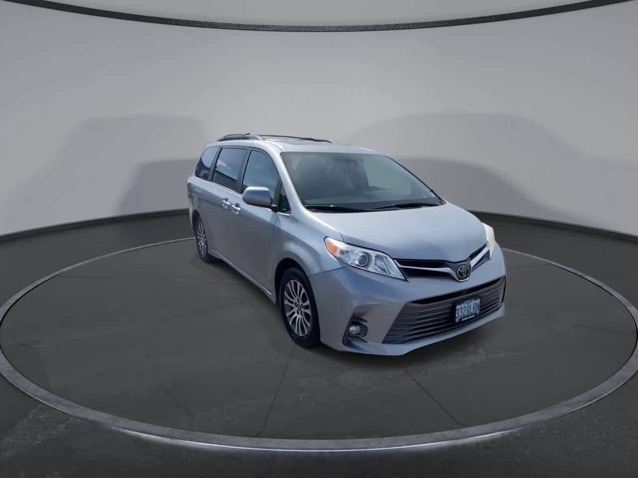 Certified 2018 Toyota Sienna XLE FWD image 2