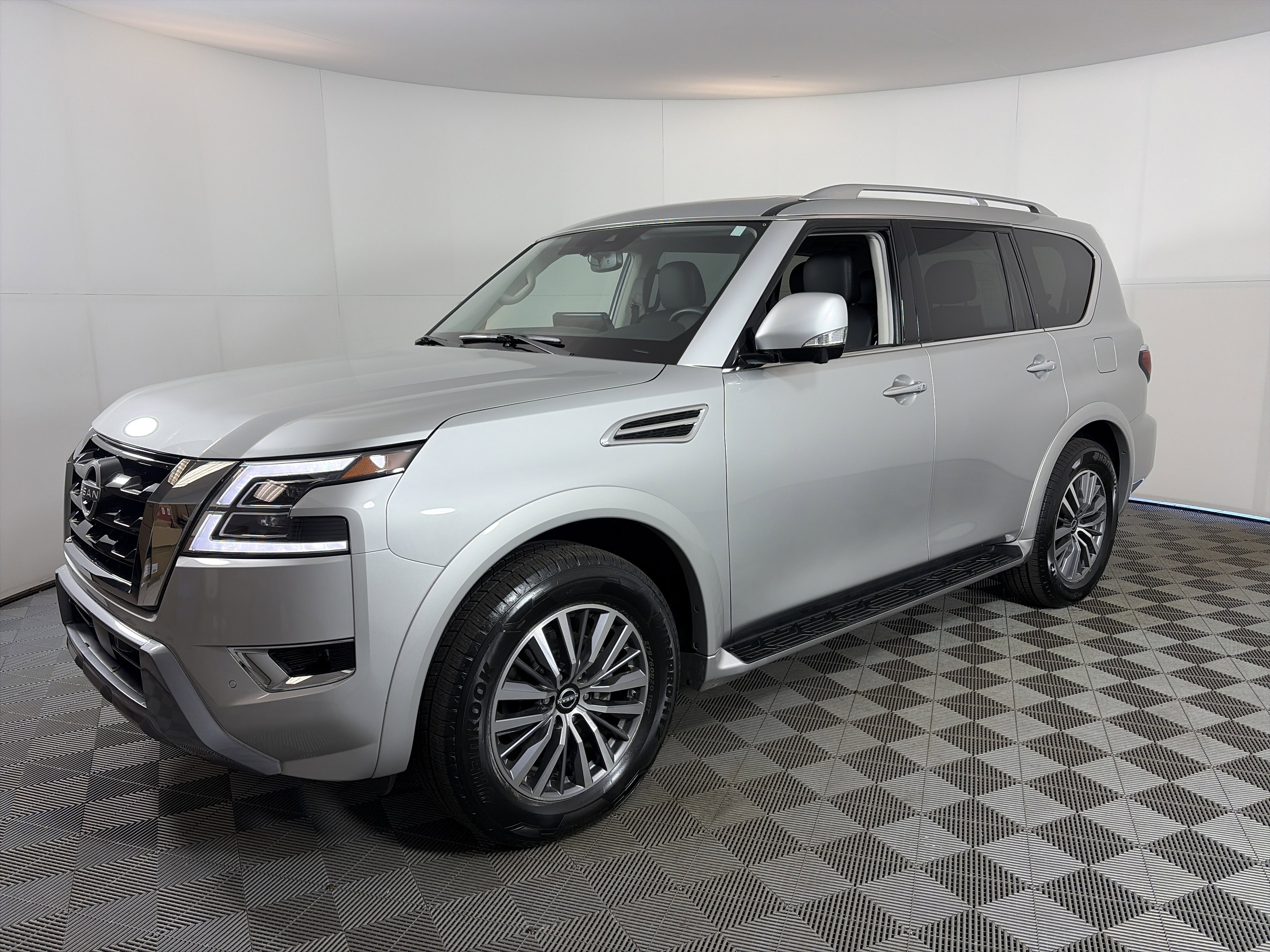 Certified 2024 Nissan Armada SL AWD/4WD image 2