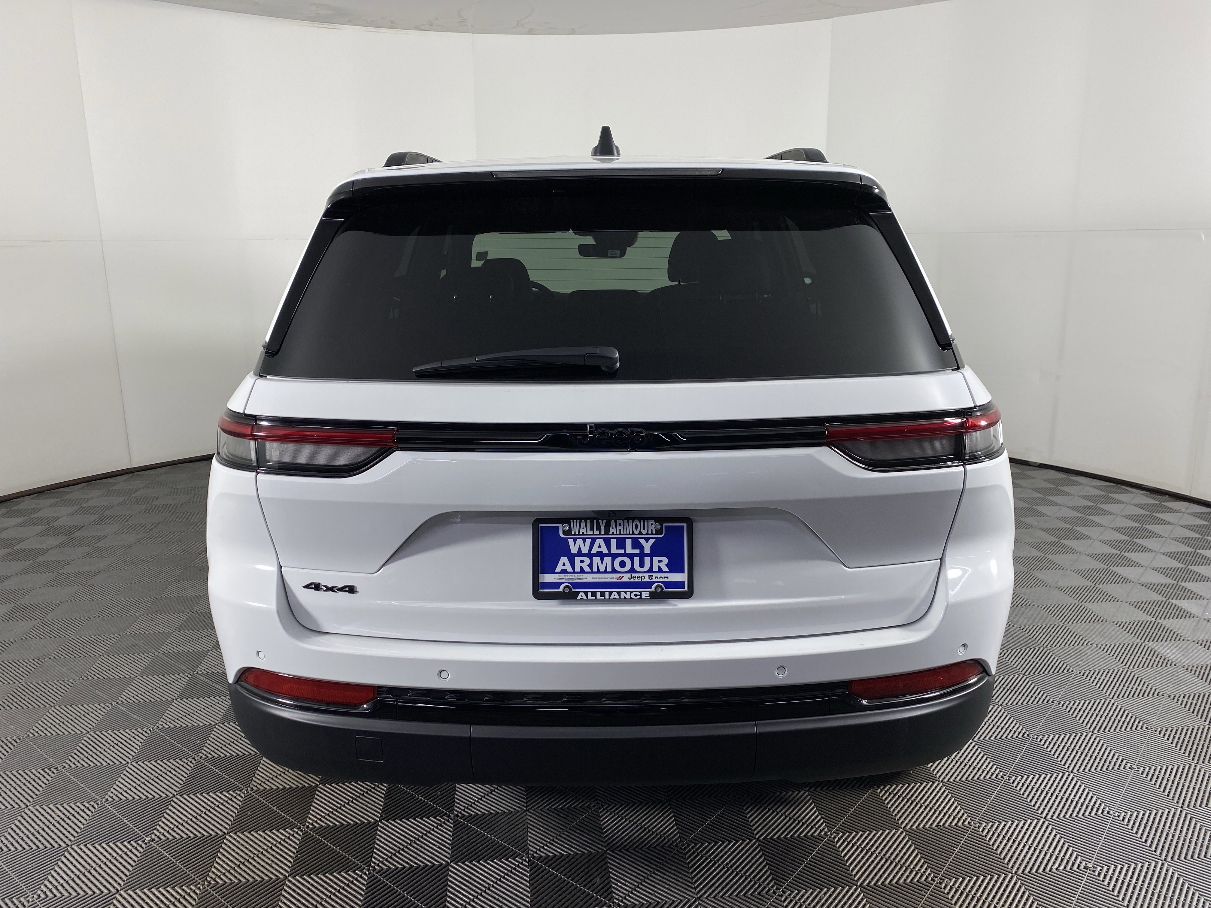 New 2025 Jeep Grand Cherokee Altitude image 8