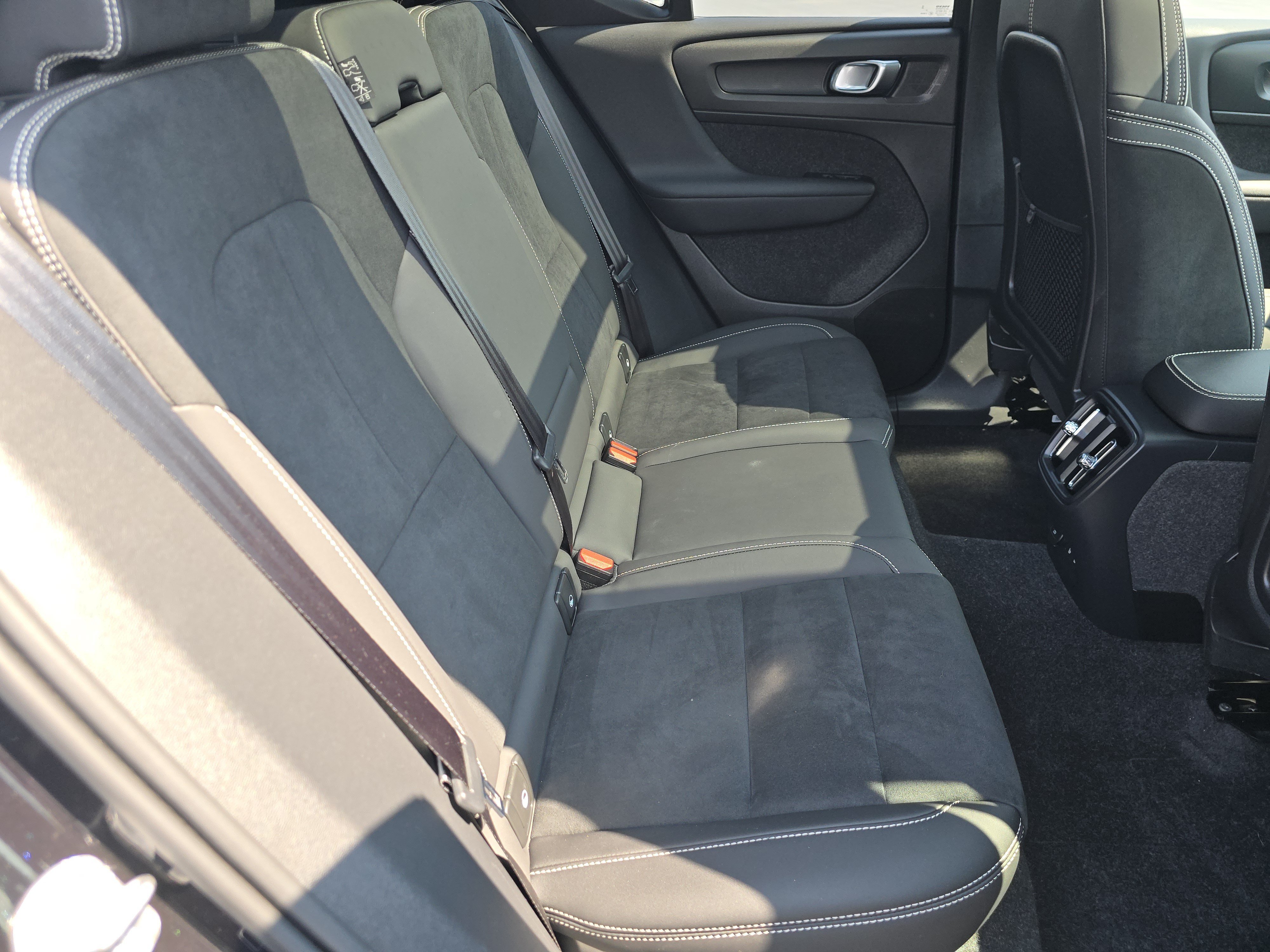 Used 2024 Volvo XC40 Recharge Plus w/ Protection Package Premier AWD/4WD image 18