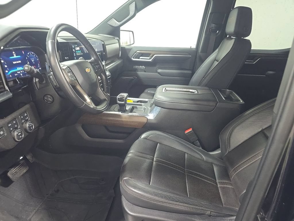 Used 2022 Chevrolet Silverado 1500 High Country w/ High Country Premium Package AWD/4WD image 3