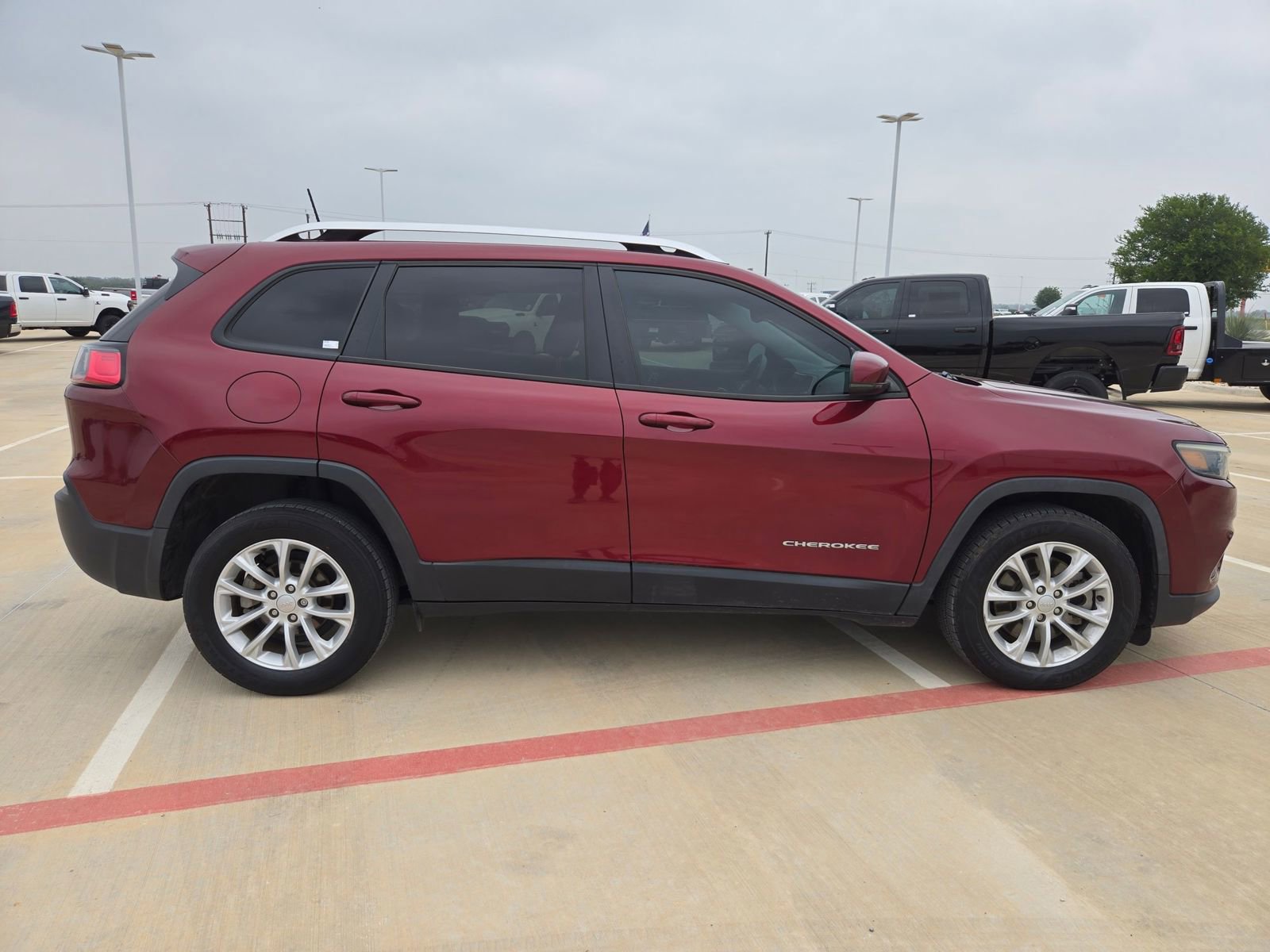 Used 2021 Jeep Cherokee Latitude FWD image 2