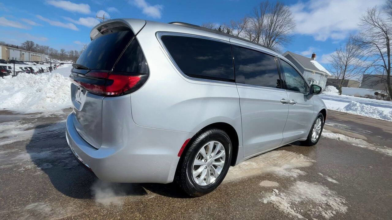 Used 2022 Chrysler Pacifica Touring-L image 5