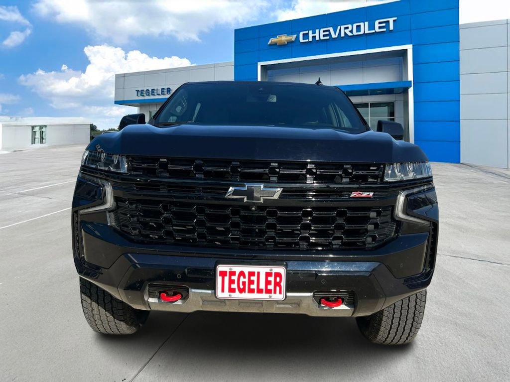 Used 2023 Chevrolet Suburban Z71 w/ Luxury Package AWD/4WD image 2