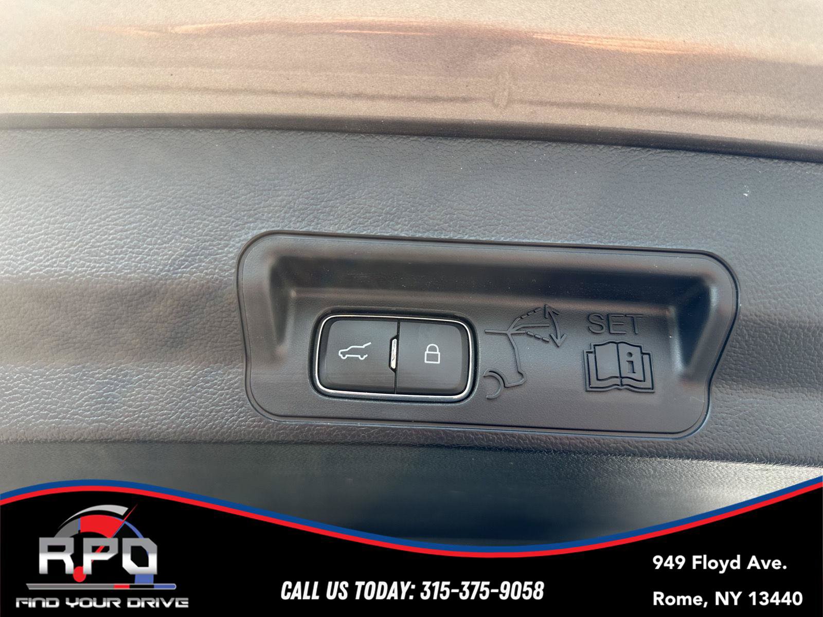 Used 2021 Ford Explorer XLT AWD/4WD image 32