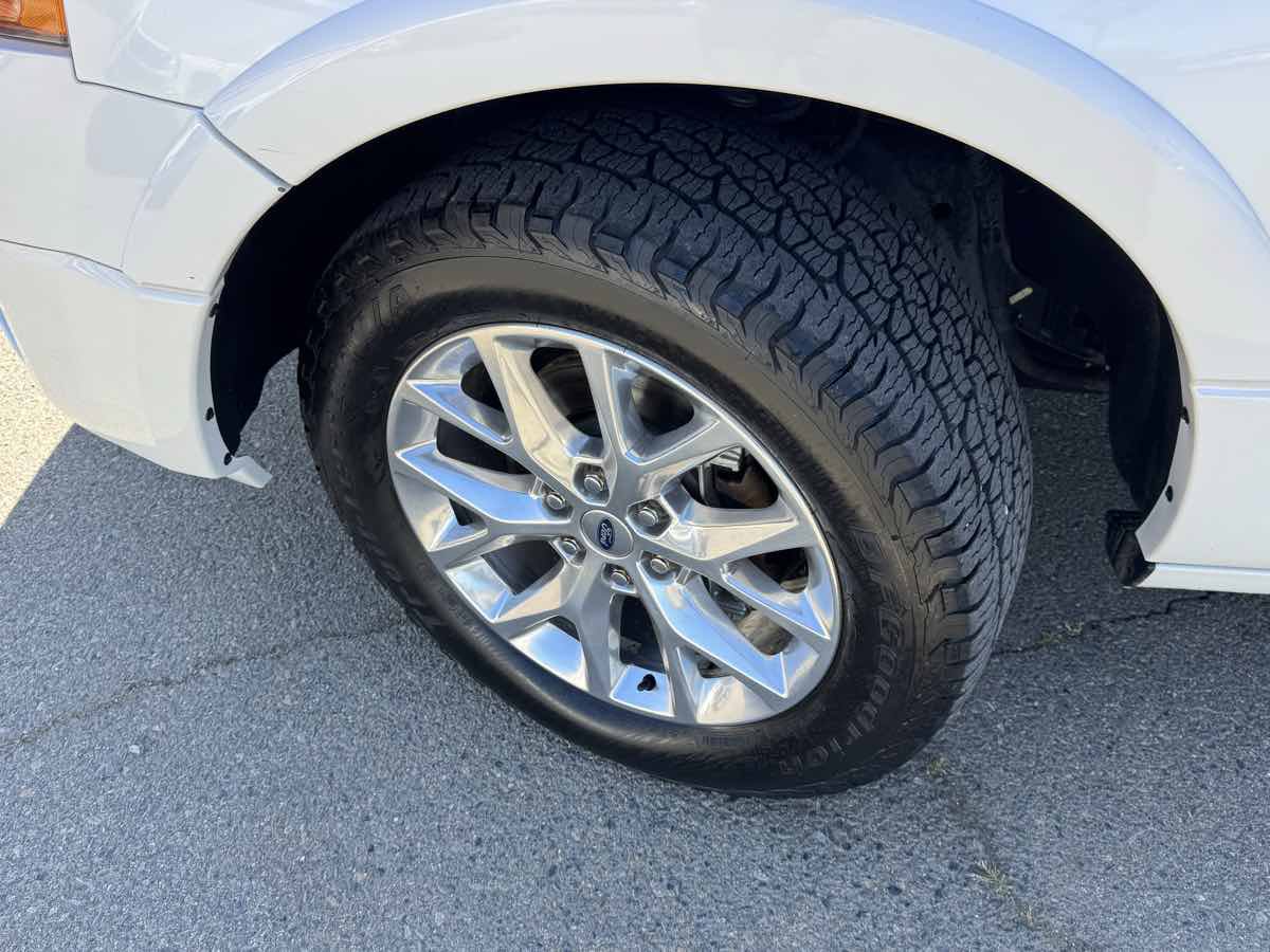 Used 2016 Ford Expedition Limited w/ Equipment Group 301A AWD/4WD image 40