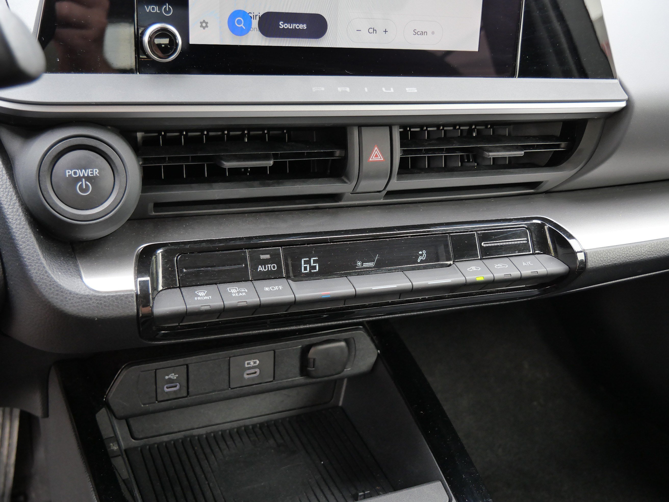 Certified 2025 Toyota Prius LE FWD image 24