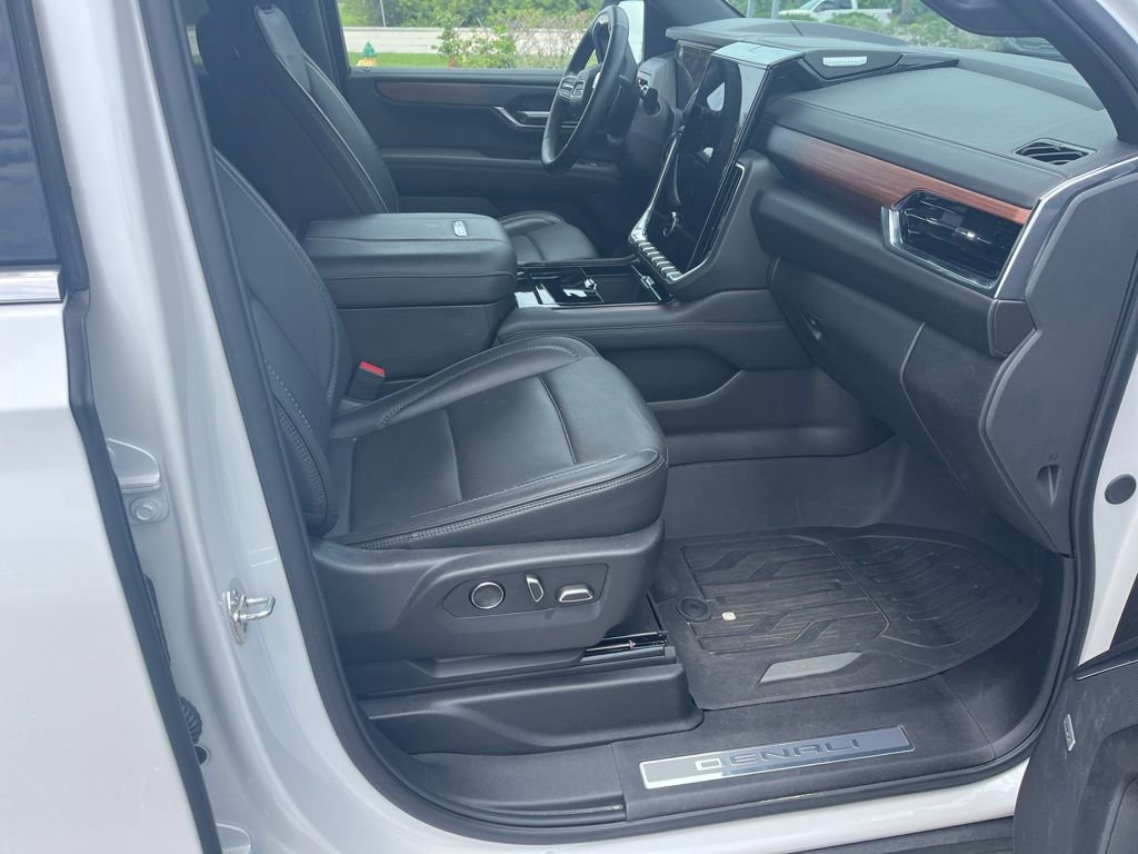 Used 2025 GMC Yukon Denali AWD/4WD image 5