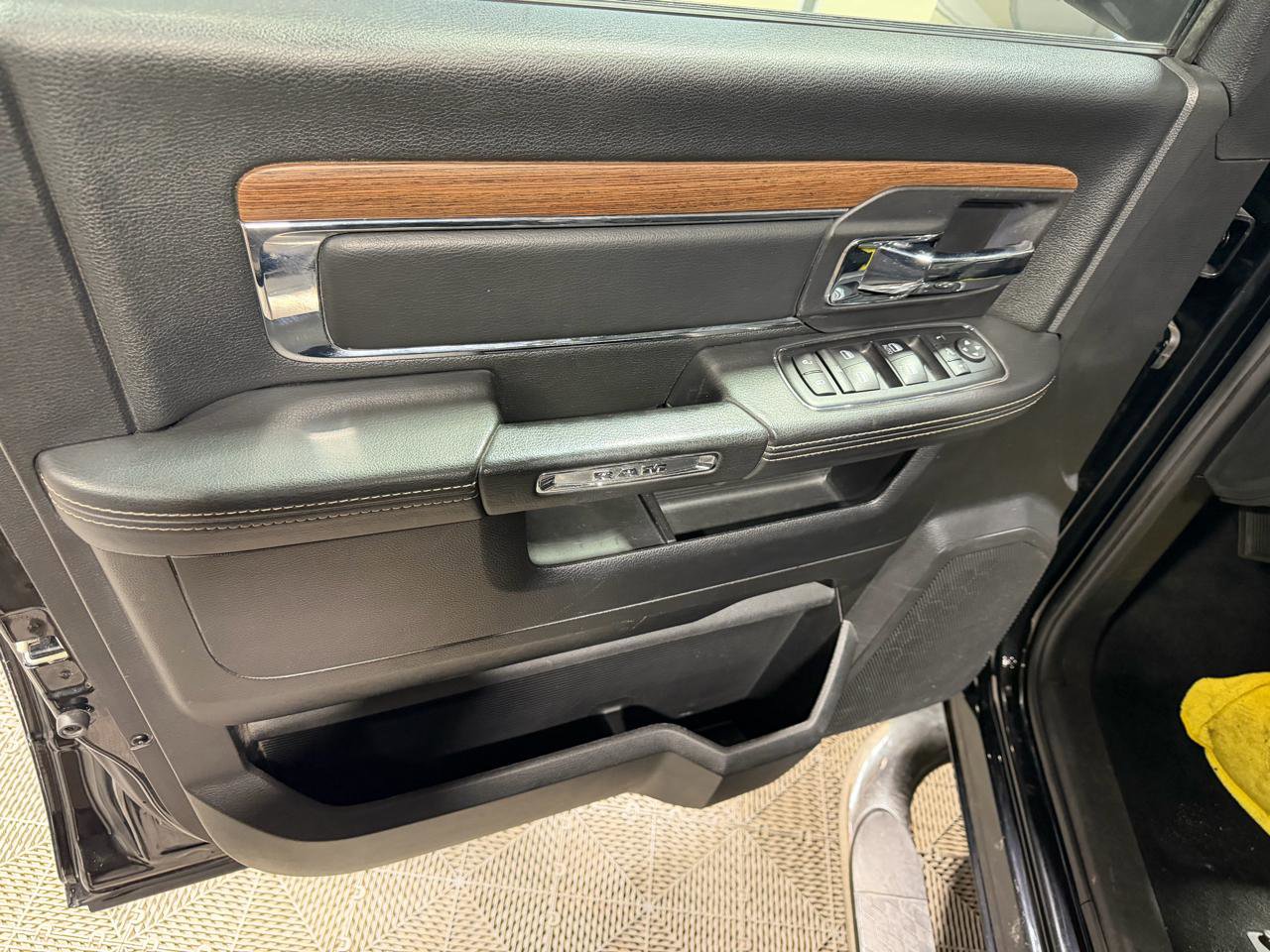 Used 2015 RAM 1500 Laramie w/ Convenience Group AWD/4WD image 25