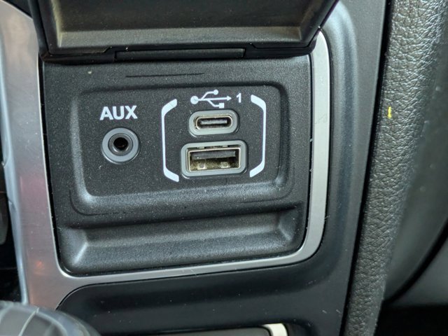 Used 2024 Jeep Gladiator Rubicon w/ Technology Group image 25