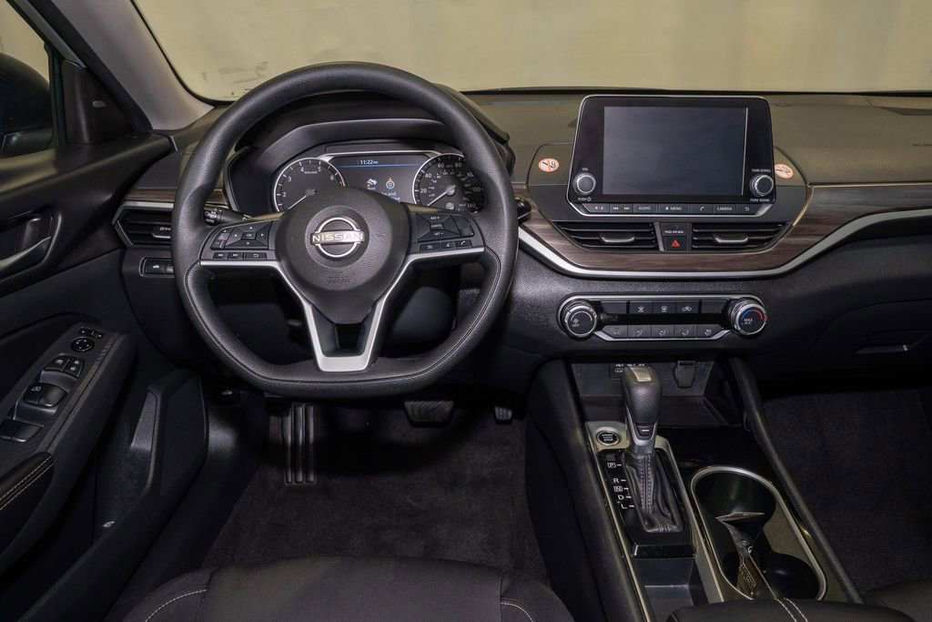 Used 2024 Nissan Altima 2.5 SV image 2