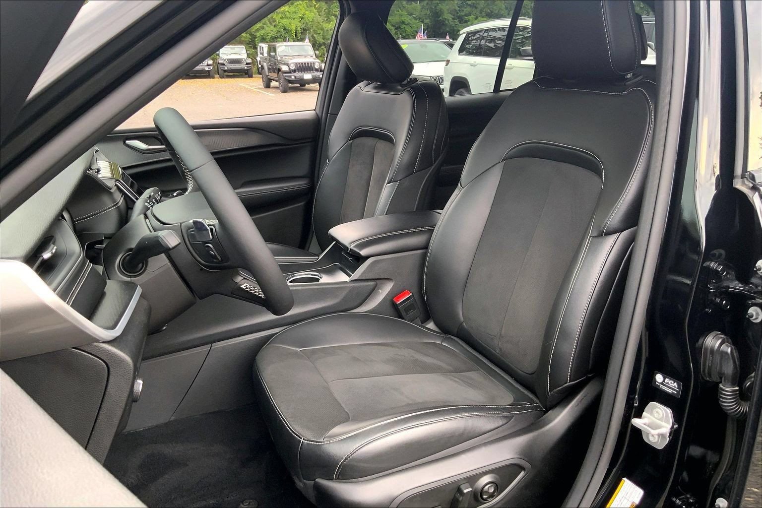 Certified 2025 Jeep Grand Cherokee Altitude AWD/4WD image 8