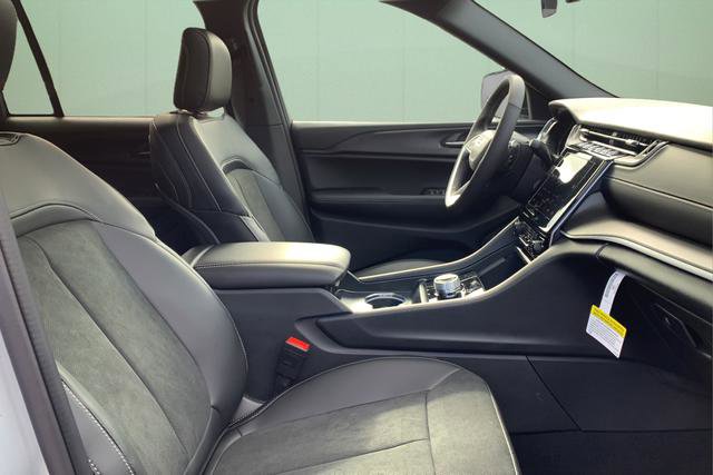 New 2025 Jeep Grand Cherokee Altitude image 40