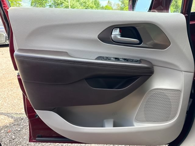 Used 2017 Chrysler Pacifica Touring-L Plus FWD image 22