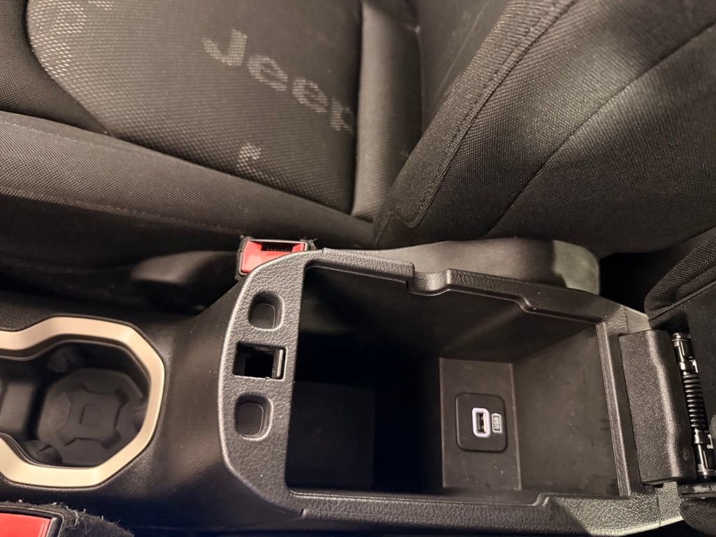 Used 2015 Jeep Renegade Latitude AWD/4WD image 37