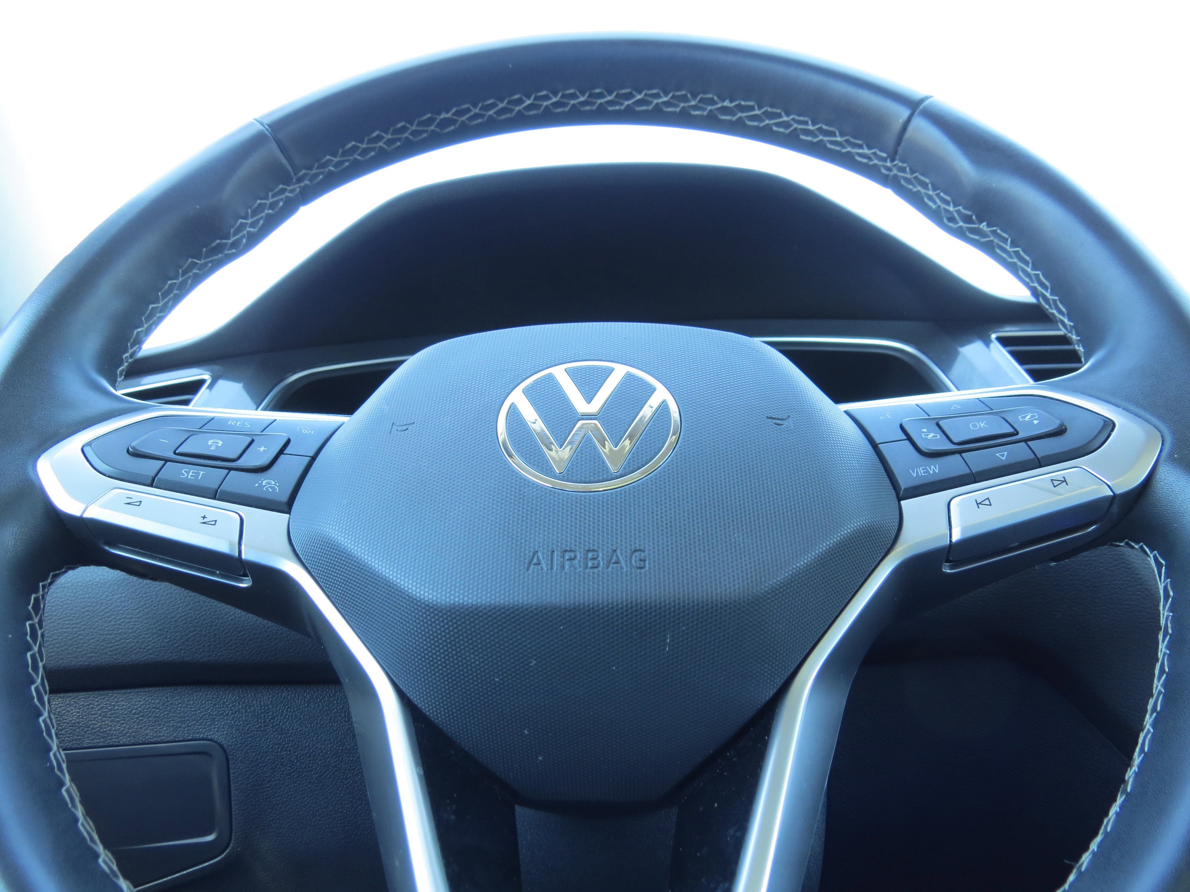 Used 2022 Volkswagen Tiguan SE w/ Panoramic Sunroof Package image 21