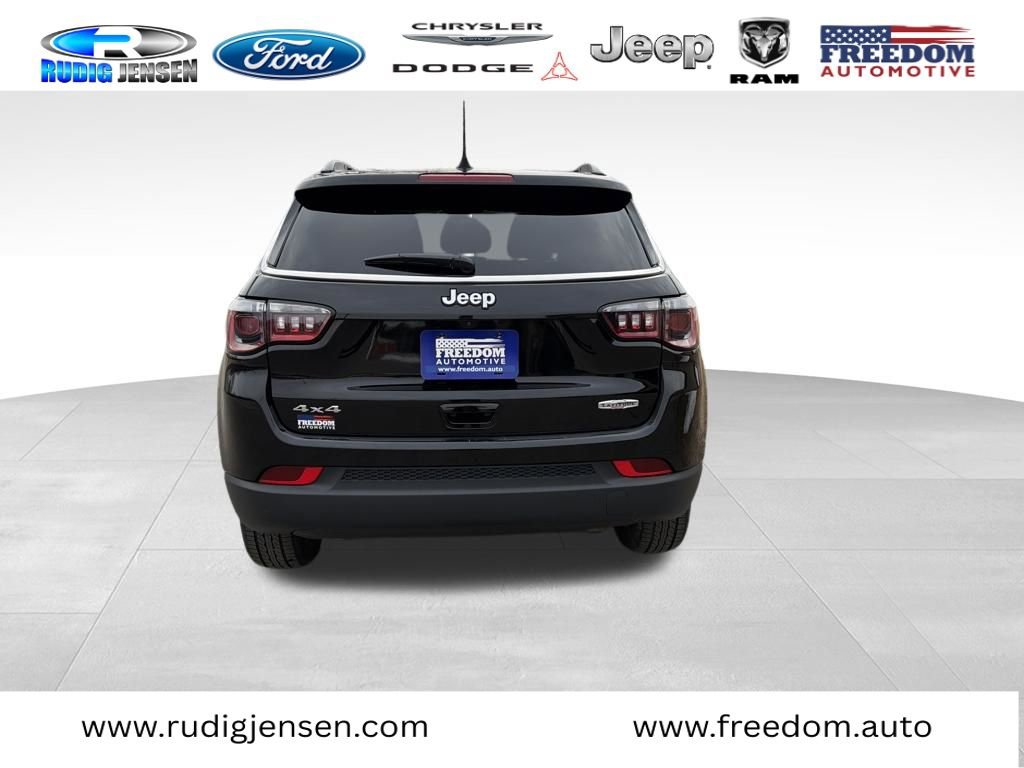 Used 2025 Jeep Compass Latitude w/ Sun & Sound Group image 4