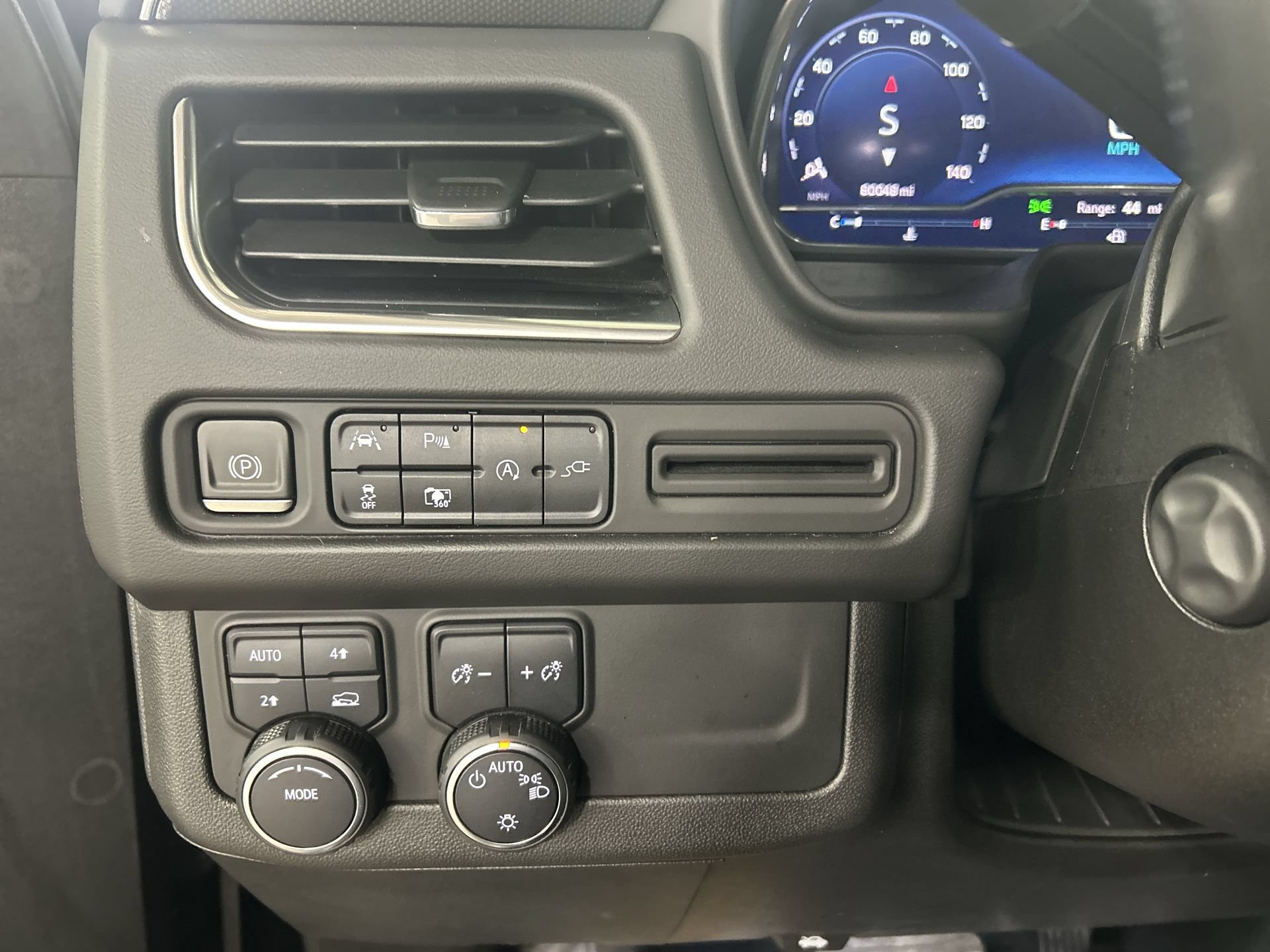 Certified 2022 Chevrolet Suburban RST w/ Sport Performance Package AWD/4WD image 18