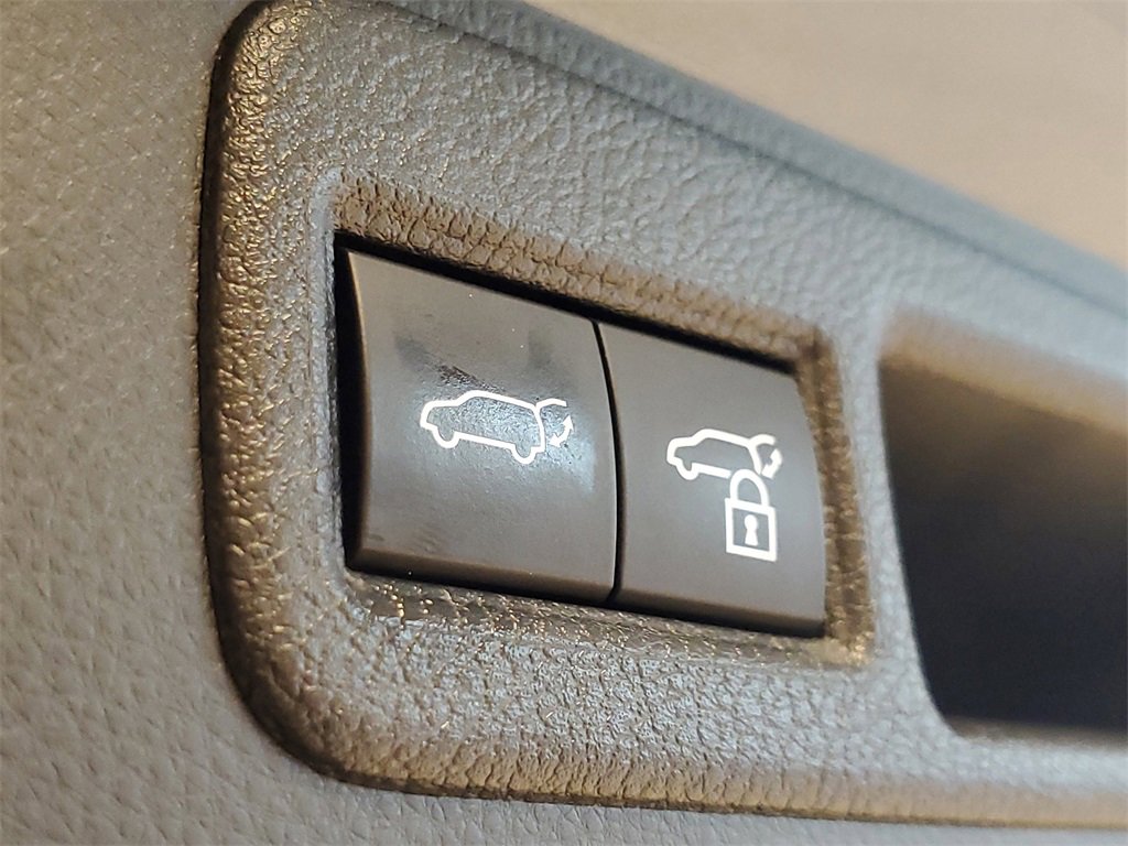 Used 2023 Toyota Venza LE image 9