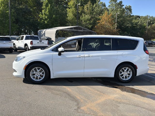 Used 2021 Chrysler Voyager LX FWD image 10