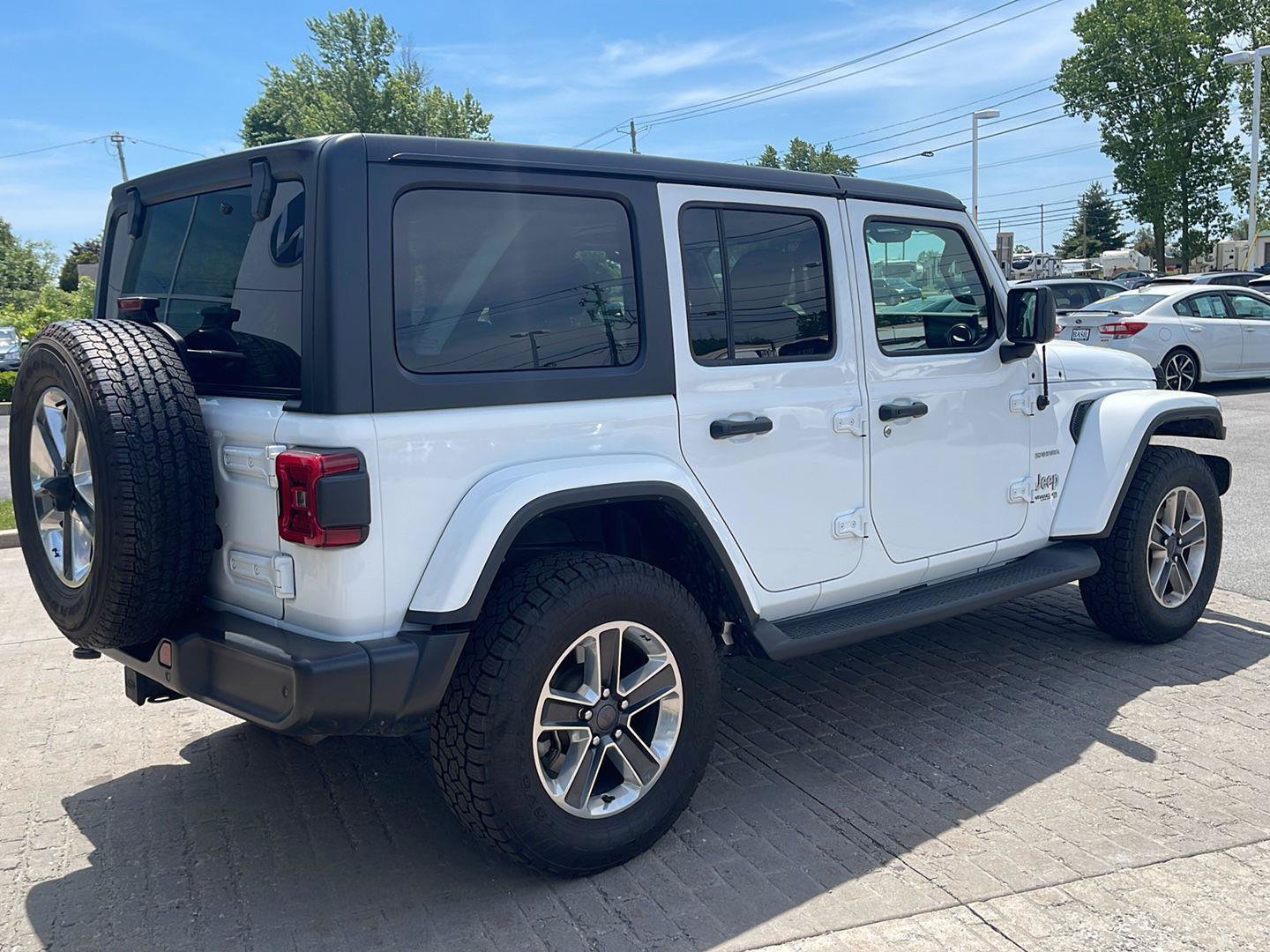 Used 2022 Jeep Wrangler Unlimited Sahara w/ LED Lighting Group AWD/4WD image 4