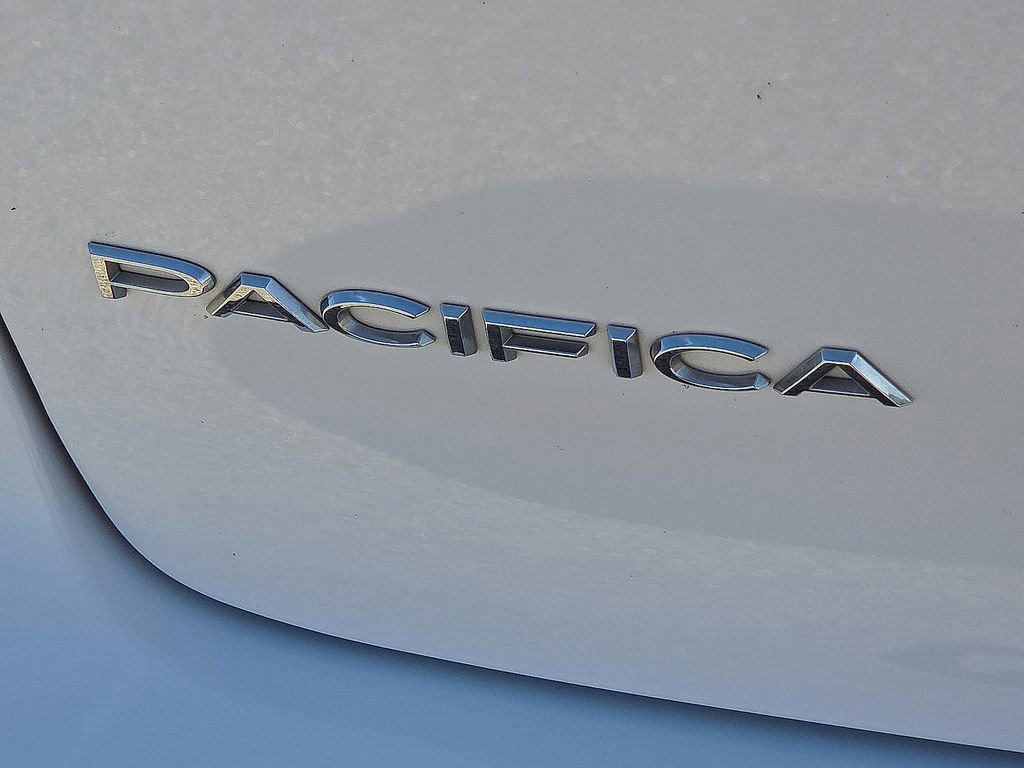Used 2024 Chrysler Pacifica Touring-L image 17