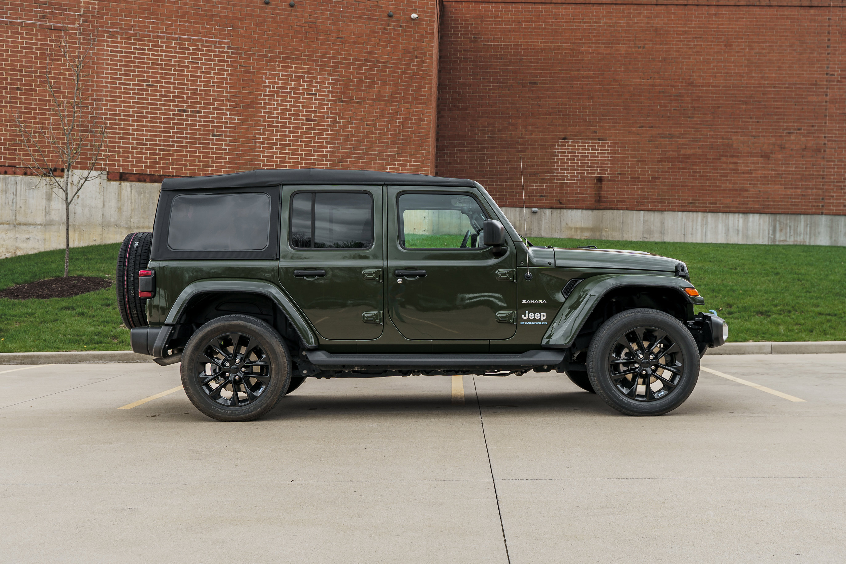 Used 2023 Jeep Wrangler Sahara image 3