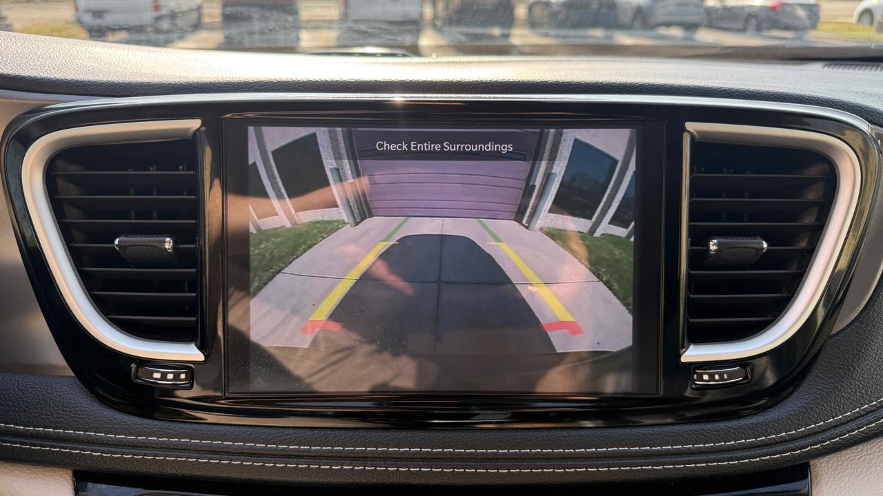 Used 2024 Chrysler Pacifica Select FWD image 16