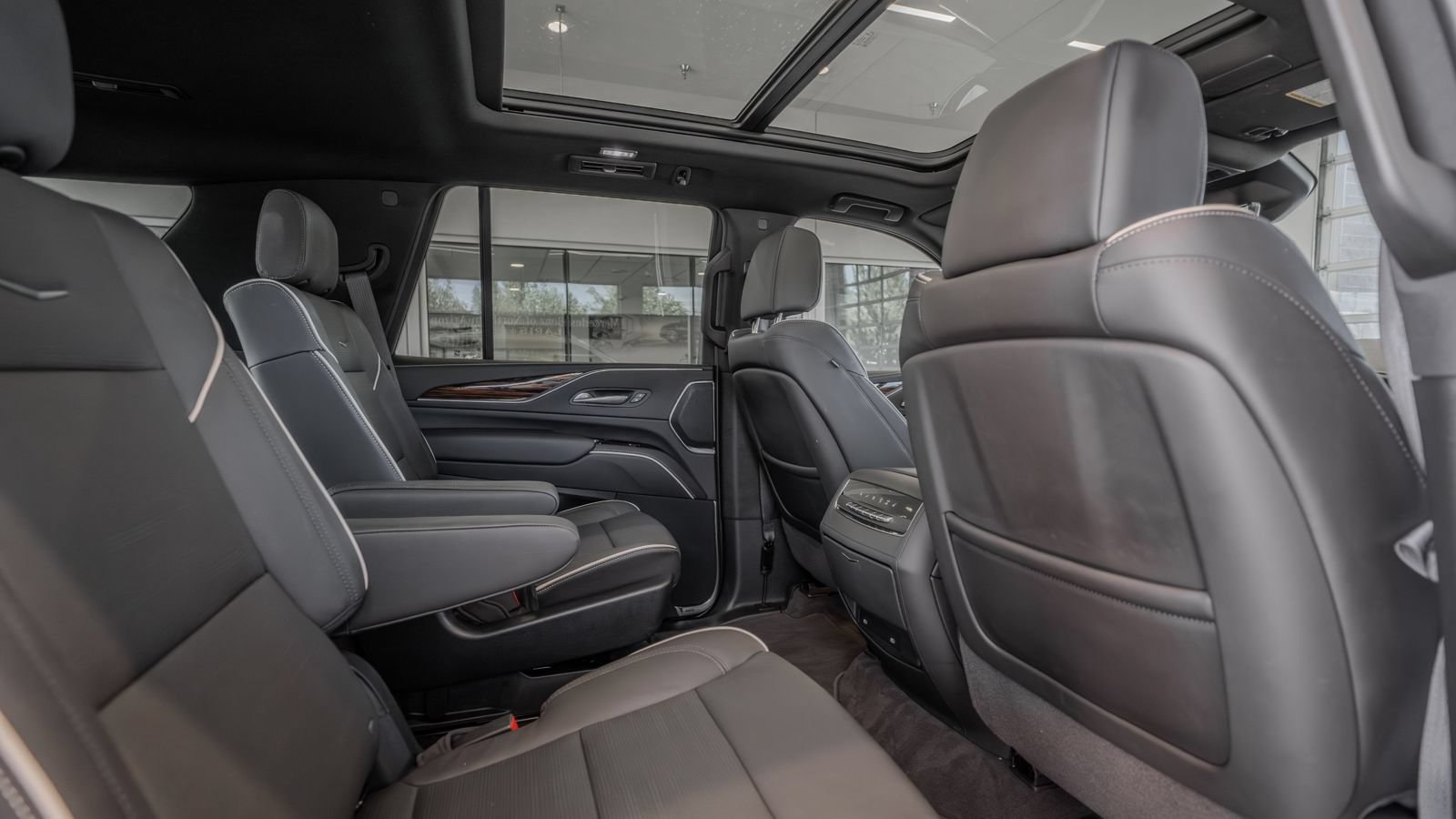 Used 2024 Cadillac Escalade Premium Luxury AWD/4WD image 28